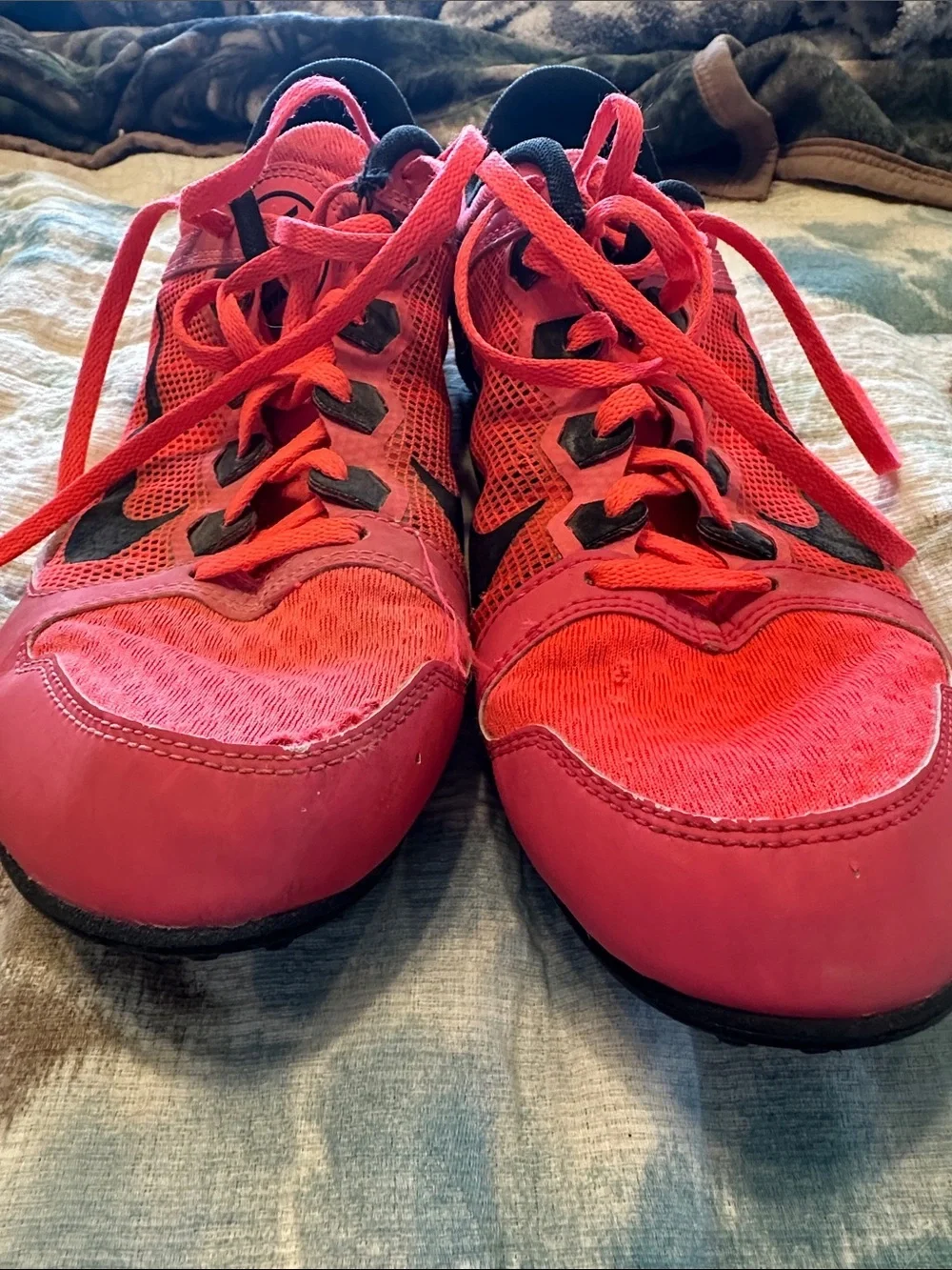 Nike Men's Coral/Black Lightweight Athletic Training Shoes